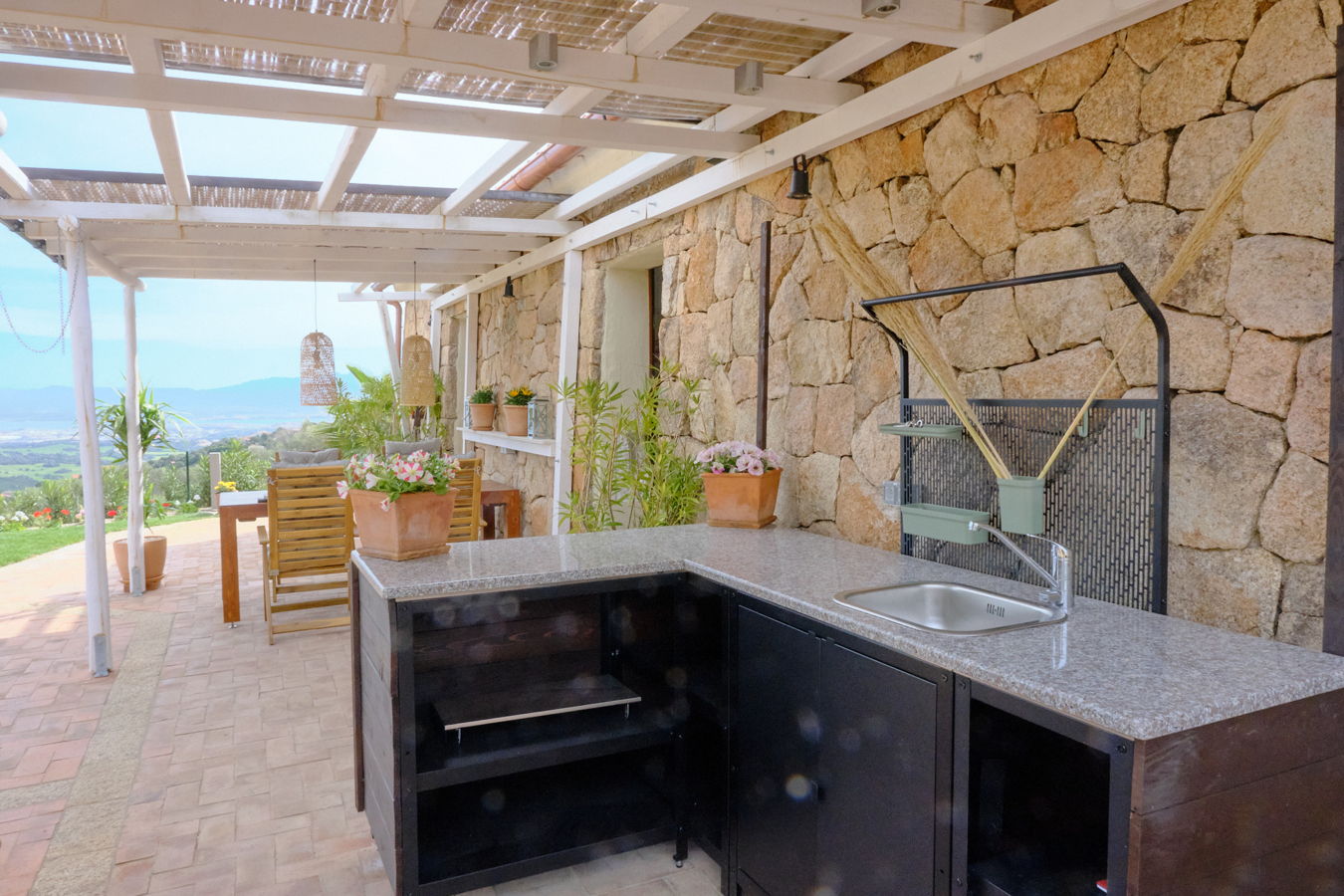 Aussenküche mit Waschbecken und viel Ablagefläche am Ferienhaus.